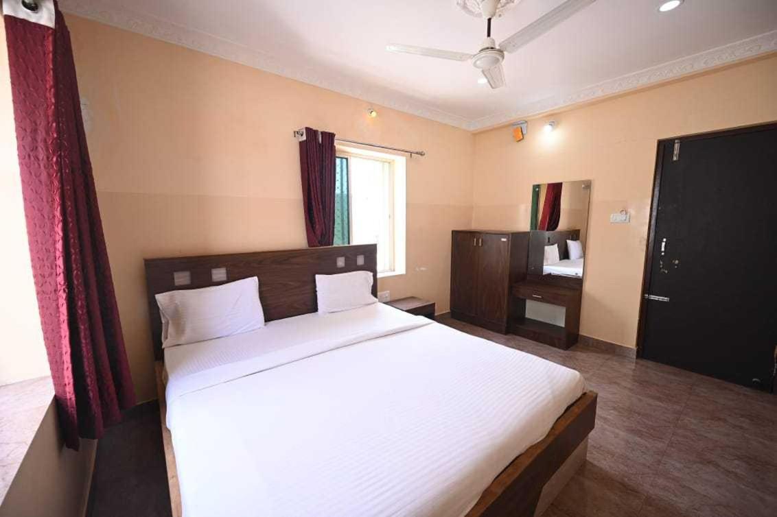 Oyo Flagship Hotel New Moon Inn Puri Bagian luar foto